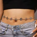 Catenina da vita argentata stile boho con sole a spirale e strass su modella donna - Catena da Vita (A-1070) / Argento