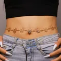 Catenina da vita a spirale con motivo sole oro per donna su sfondo in denim chiaro - Catena da Vita (A-1042) / Oro