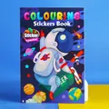 Detalle de libro de colorear de astronauta para niños con pegatinas y actividades creativas - Espacio