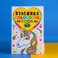 Detalle del libro de colorear unicornio A5 con pegatinas y portada de arte en 3D alegre - Unicornio