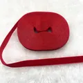 Dettaglio del nastro di velluto rosso scuro su pelliccia sintetica bianca per il fai-da-te - Floccatura su un lato a coste (03) / Rosso Scuro