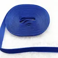 Primo piano di un nastro di velluto blu reale da 1 cm con trama intrecciata su peluche - Floccatura su un lato a coste (04) / Blu Reale