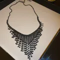 Luxuriöse schwarze Strass-Fransen-Halskette mit Wasserfall-Design für Damen - Gunmetal
