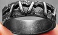 Ring im Industrial-Punk-Stil in Altsilber-Optik mit distressed Metalltextur - US 7 / Stil 2
