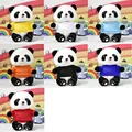 Niedliche Panda-Plüschpuppe in verschiedenen farbigen T-Shirt-Varianten als Geschenk - Panda mit Pfotenabdrücken (Rundhalsshirt) / 25cm