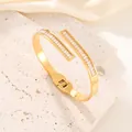 Lussuoso bracciale bypass dorato con zirconi incastonati su base di pietra - Oro
