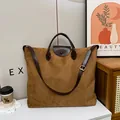 Große braune Shopper-Tasche aus mattem Wildleder mit dunklen Ledergriffen - Groß / Braun