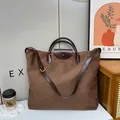 Dunkelbraune Wildleder-Tragetasche mit Ledergriffen und verstellbarem Schultergurt - Groß / Braun