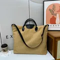 Khaki Wildleder Shopper Tasche mit schwarzen Ledergriffen für den Büro-Alltag - Groß / Khaki