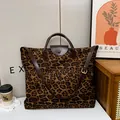 Große Shopper-Tasche mit Leopardenmuster, dunkelbraunen Ledergriffen und Druckknopf - Groß / Leopardenmuster