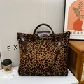 Grande borsa tote leopardata con manici in pelle marrone e tracolla regolabile trendy - Grande / Leopardo Giallo