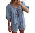 Detail van blauw-witte gingham zomersprookje met top met strikjes en bijpassende shorts - S / Koningsblauw