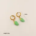 Detail van gouden mango-oorbellen met lichtgroen emaille afwerking en 3,4 cm lengte - Groene Mango