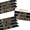 Set de bandas de satén blancas y negras con letras doradas para fiestas de despedida de soltera - Juego de 12 Piezas Mayúsculas Impresión de Brillo