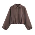 Détail d'une veste matelassée marron foncé avec col à revers et fermeture éclair en métal - Brun Foncé