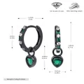 Primer plano de pendientes de aro S925 con colgantes de corazón de circón verde - Negro de Arma Verde