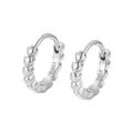 Dettaglio macro di orecchini a cerchio in argento sterling S925 con finitura a sfere - Argento 925 / Bianco