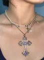 Collier superposé gothique Y2K avec pierres violettes, perles et pendentif croix - Collier De Perles Dx0340b