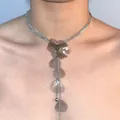 Collier multicouche argenté avec pendentif en pétales de résine marron translucide - Collier À Pompon Et Fleur 3d Dx0376