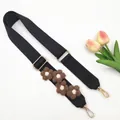 Détail d'une bandoulière noire réglable avec fleurs en crochet marron et boucles dorées - Noir