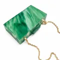 Pochette de soirée en acrylique marbré vert avec chaîne dorée et structure rectangulaire - Motif de marbre vert avec longue chaîne dorée