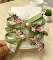 Handgefertigte grüne Haarklammern mit weißer Spitze und Blumenstickerei im 2er-Set - Ein Paar / Waldgrün