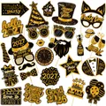 Accesorios para fotos de fiesta de Año Nuevo 2027 con purpurina negra y dorada - Juego de Accesorios de Cartulina y Palitos de Madera / Modelo Año Nuevo 2027 - Oro