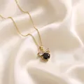 Gouden bijenketting met zwarte steen en kristallen op beige zijden stof - Gouden Bij Zwarte Edelsteen Stijl (X0627--4) / Goud