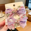 Detalle de pinzas para el cabello de gasa lavanda y encaje con perlas y bordados rosas - Púrpura dulce