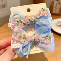Pinzas para el pelo de encaje azul cielo con perlas y bordados florales hechos a mano - Azul tranquilo
