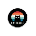 Emaille-Anstecknadel mit schwarzer Katze und 'EW, PEOPLE' Spruch auf Retro-Sonnenhintergrund - Runder Misanthropischer Schwarze Katze Stil (YP0065)