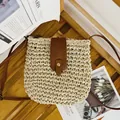 Handgewebte Stroh-Beuteltasche mit brauner Lederklappe und Schultergurt für den Urlaub - Beige