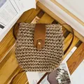 Handgewebte Papier-Eimertasche mit braunem Lederriemen und Goldverschluss für den Urlaub - Braun