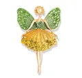 Detalle del broche de hada con alas de strass verdes y baño de oro sobre fondo blanco - Alas Verdes