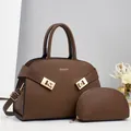 Dunkelbraune Schultertasche aus genarbtem Leder mit passendem Münztäschchen - Kaffeebraun
