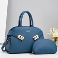 Dunkelblaues Set aus Handtasche und kleinem Beutel mit Litschimuster und Goldbeschlägen - Blau