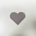 Marque-page cœur en cuir violet clair avec grain de litchi et surpiqûres élégantes - Gris