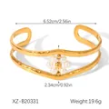 Bracelet jonc ouvert doré avec texture martelée et motif de fleur de marguerite en perles - Xz-b20331