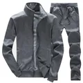 Detail eines grauen Herren-Trainingsanzugs mit Stehkragenjacke und Kordelzug-Sporthose - S / Dunkelgrau