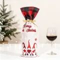 Détail du cache-bouteille Merry Christmas avec motifs de gnomes et ruban doré décoratif - G-jt139 Porte-bouteille De Vin Rouge Et Noir
