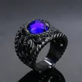 Dettaglio ravvicinato dell'anello gotico in acciaio titanio con gemma blu grande - US 7 / Nero/Zircone Blu