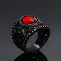 Macro di una gemma rossa incastonata in un anello di acciaio nero inciso da uomo - US 7 / Nero/Zircone Rosso