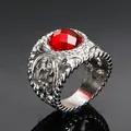 Dettaglio macro di un anello vintage in acciaio al titanio con grande gemma rossa - US 7 / Acciaio Zircone Rosso
