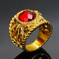 Dettaglio dell'anello retrò dorato con gemma rossa e trame a rilievo sulla fascia - US 7 / Oro Zirconia Rossa