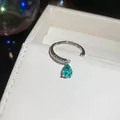 Nahaufnahme eines silberfarbenen offenen Rings mit einem petrolfarbenen Tropfenanhänger - Tropfenförmiger Smaragdgrüner Stein (27#) / Silber See-Blau
