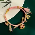 Bracciale in corda rosa con ciondoli a forma di cavallo oro, arcobaleno e nappa di seta - Rosa (Pony smaltato fatto a mano e arcobaleno)