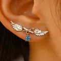 Clip per orecchio ad ala d'angelo in argento con zircone a stella blu pendente sulla modella - Set di Orecchini Stella Gemma Blu Argento (13 Strati 3 Pz)