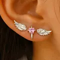 Set di orecchini a cuore rosa con ali d'argento e pugnale visto sull'orecchio - Set di Orecchini Pugnale Gemma Rosa Argento (07 Strati 3 Pz)