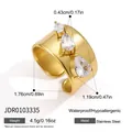 Detailweergave van een gouden roestvrijstalen brede ring met drie zirkonia's. - Drievoudige Peervormige Zirkonia Stijl (JDR0103335) / Goud