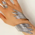 Détail d'un ensemble de bracelet manchette et bague en argent sculpté - Parure Bracelet Bague Sculpture Lignes Abstraites / Argent